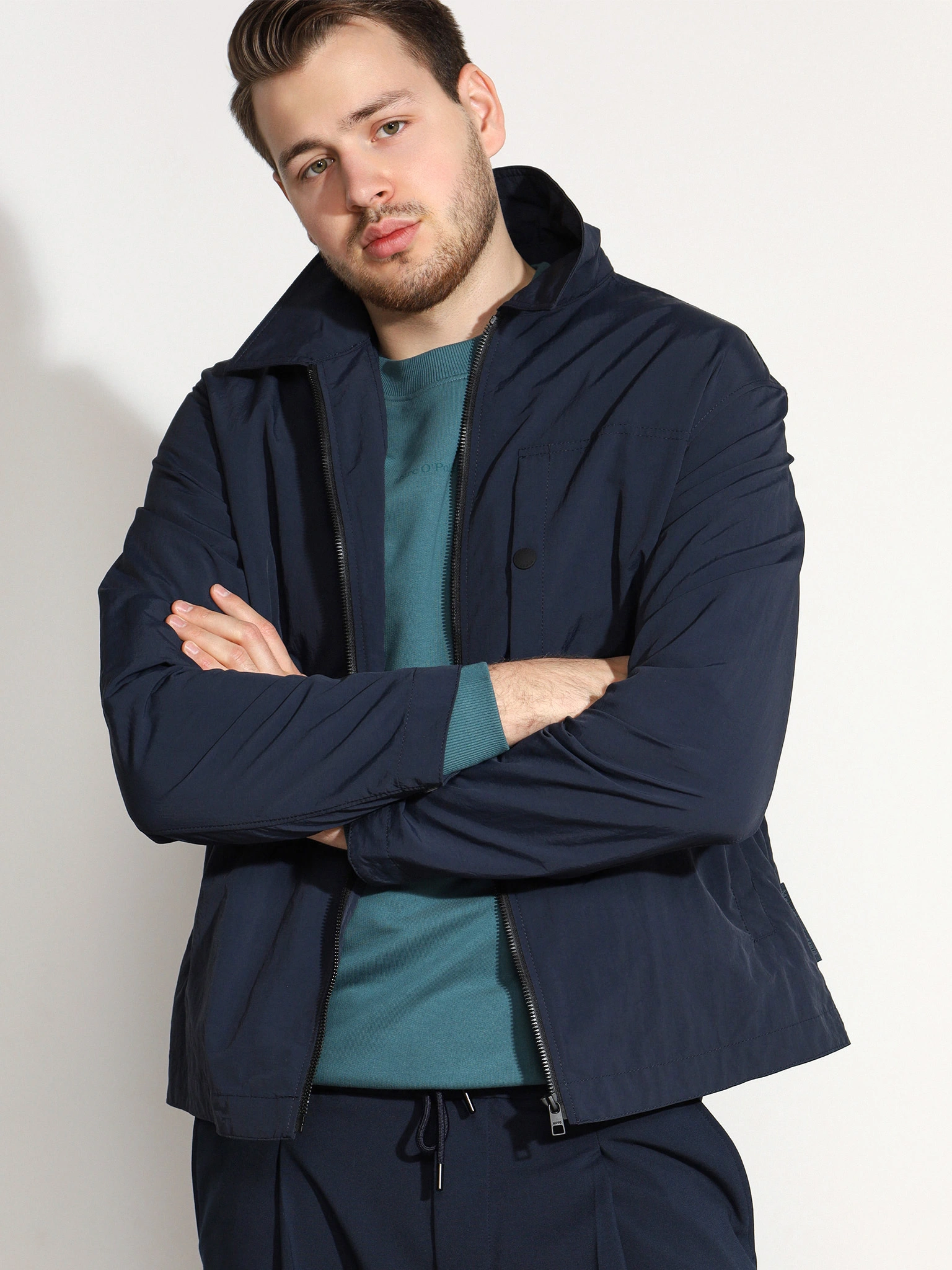 Куртка-ветровка темно-синего цвета 